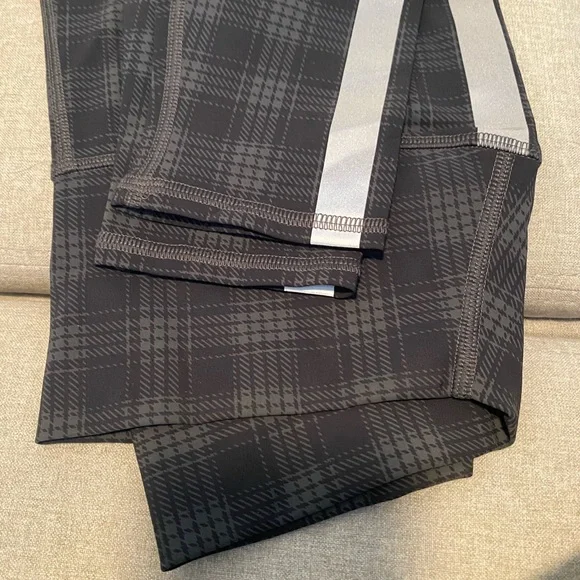 ALO leggings checkered with Cute reflective strip down both sides - Picture 3 of 7